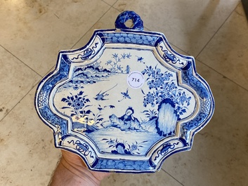 Une plaque en fa&iuml;ence de Delft en bleu et blanc &agrave; d&eacute;cor d'une chinoiserie, 18&egrave;me